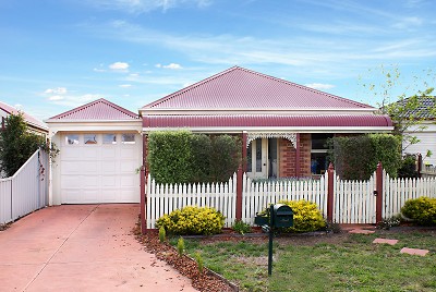 Smart Investment In Quiet Court Location! Picture