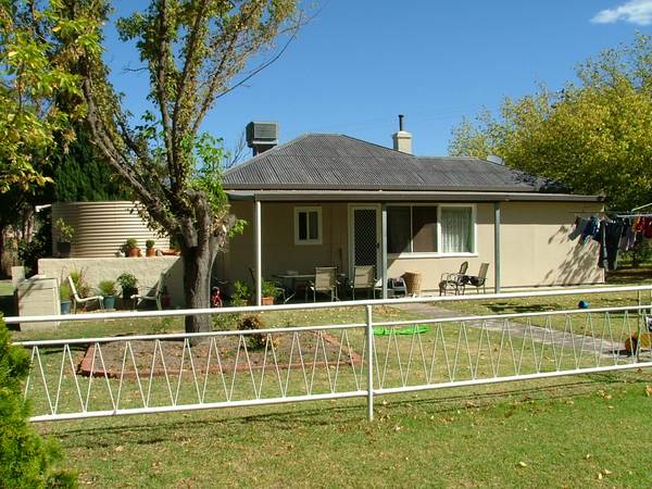 IN THE POPULAR MOONBI AREA Picture 1