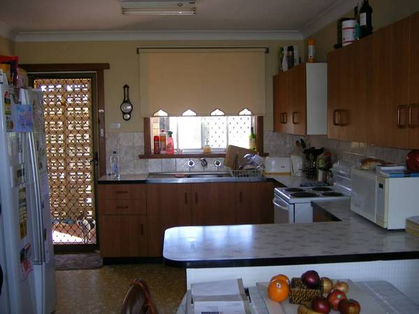 3 BEDROOM IN SOUTH Picture 2