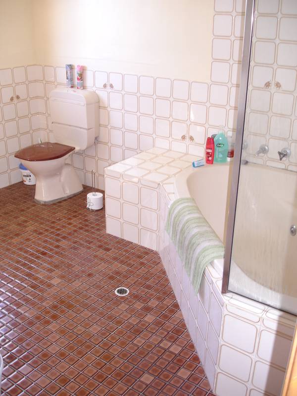 IT'S FIVE BEDROOMS, 2 BATHROOMS AND PARKING FOR FOUR!!!
LOOK LOOK LOOK AT THE PRICE Picture 3