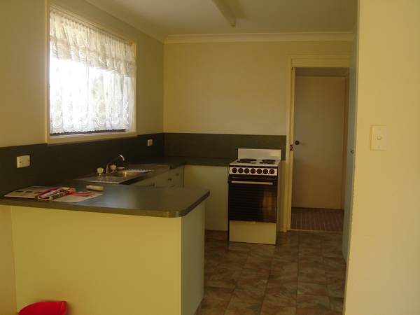 3BEDROOM-NEAT & TIDY Picture 2