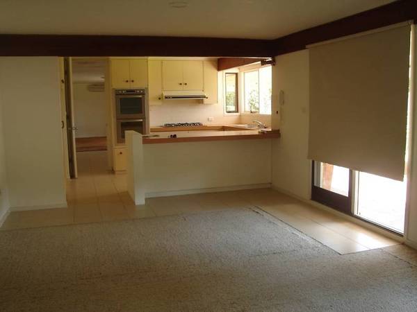 IMMACULATE 4BEDROOMS - KINGSWOOD Picture 3