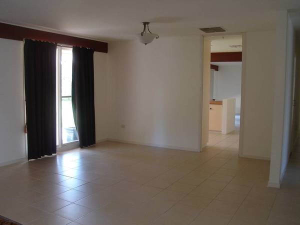 IMMACULATE 4BEDROOMS - KINGSWOOD Picture 2