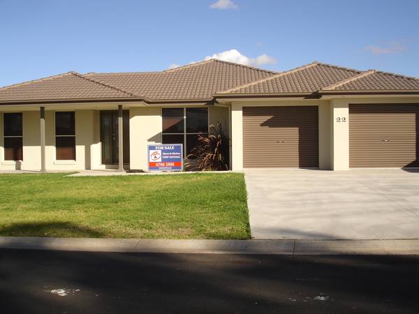 IT'S BRAND NEW, IT'S CONTEMPORARY, IT'S READY FOR YOU TO MOVE STRAIGHT IN! Picture 1