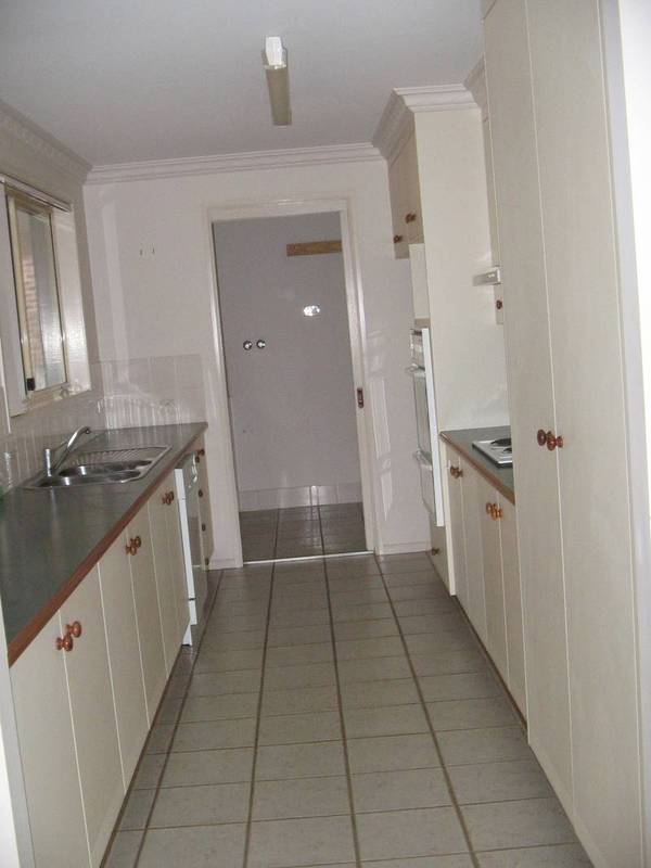 EXECUTIVE 4BRM HOME IN SOUTH Picture 2