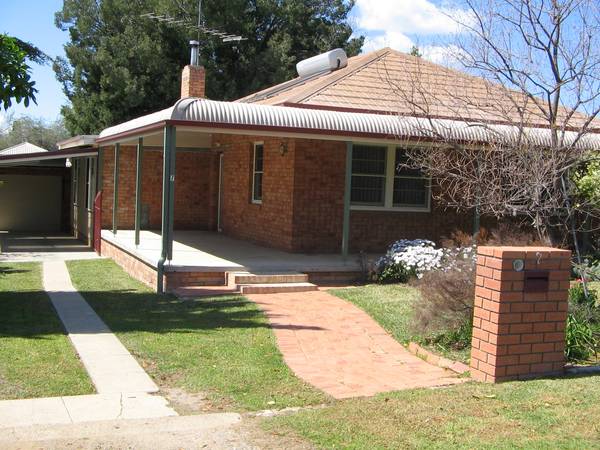 Very presentable 3 bedroom home in South!! Picture 1