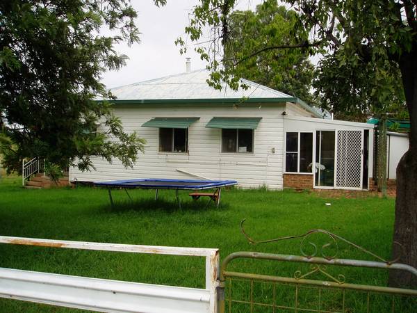4 BEDROOM 25MINS FROM TOWN Picture 2