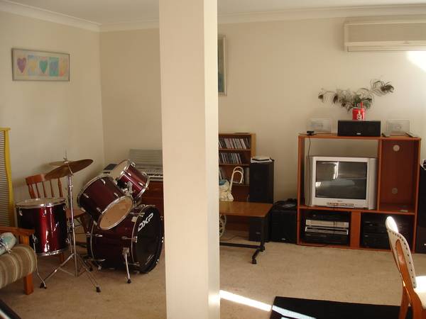 BRICK HOME - 2 BAY SHED, DOUBLE CARPORT, INGROUND POOL, REAR LANE ACCESS Picture 3