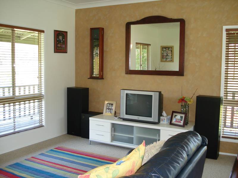 Spacious home on an acre block in a quiet village in the Tamworth area Picture 2