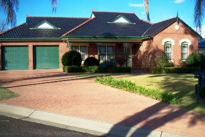 Impressive home with dress circle location in South Picture