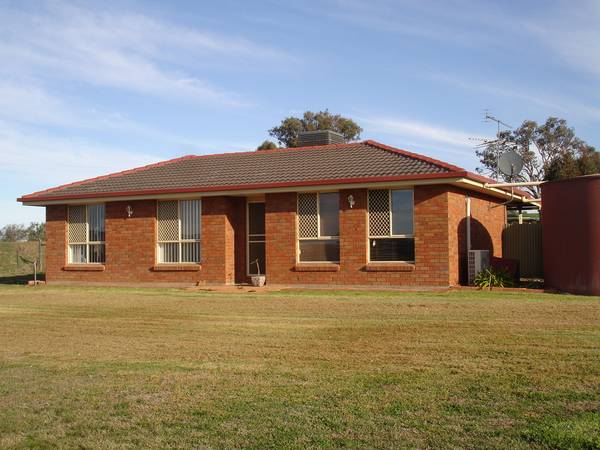 9km's from Tamworth PO, Great Location, Right Price, Let's go! Picture