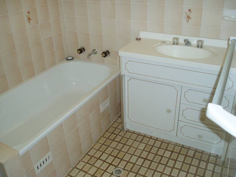 TWO BEDROOM UNIT IN EAST Picture 3