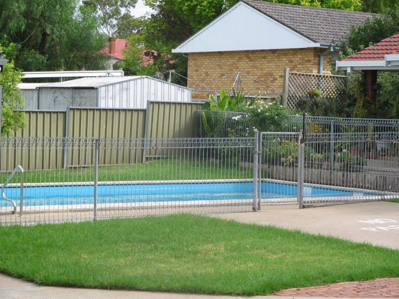 TWO BEDROOM UNIT IN EAST Picture 1