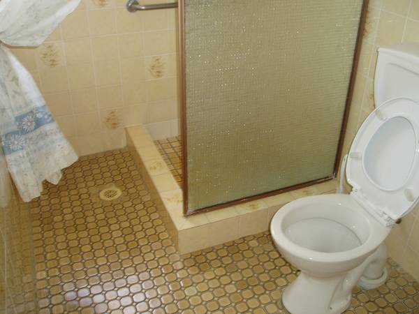 2 Bedroom unit close to shops! Picture 3