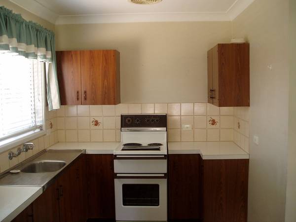 2 Bedroom unit close to shops! Picture 2