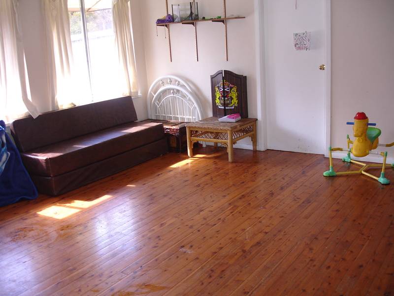 INVESTORS, GRAB THE CALCULATOR AND DO THE SUMS..... QUALITY TENANT IN PLACE, HAPPY TO STAY Picture 2