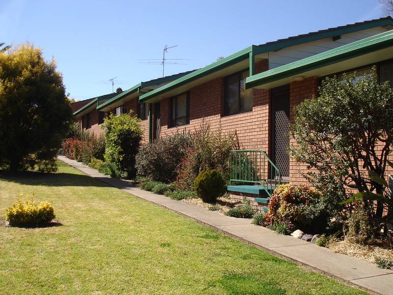 SEARCHING FOR A QUALITY UNIT - HOW DOES EAST TAMWORTH SUIT? QUIET SPOT, READY FOR A NEW OWNER Picture 1