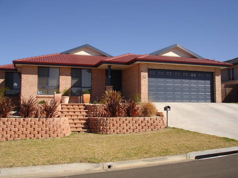 QUALITY BUILT AS NEW HOME IN ELEVATED POSITION Picture 1