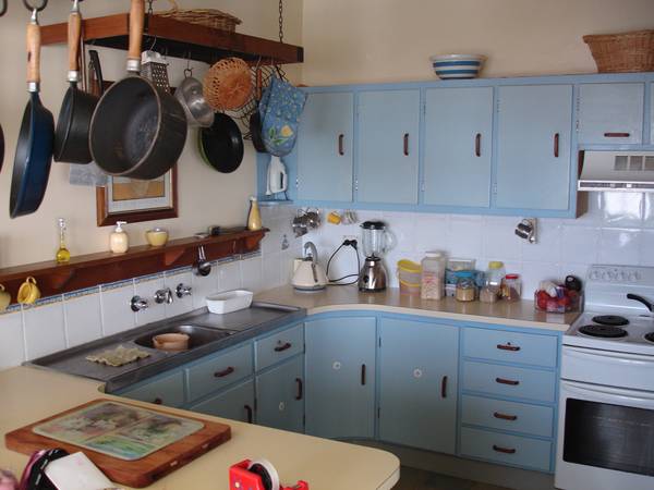 4 BEDROOMS, 2 BATHROOMS, HUGE OUTDOOR UNDER COVER ENTERTAINING AREA IN EAST Picture