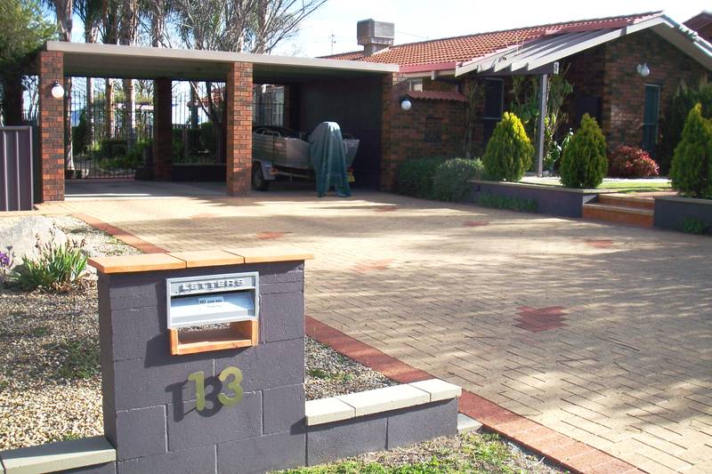 "Presentation plus" Kootingal Picture 1