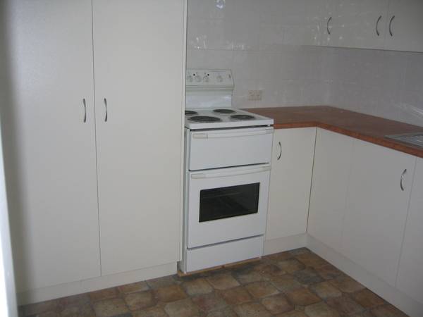 4BEDROOM WALKING DISTANCE TO SHOPS Picture