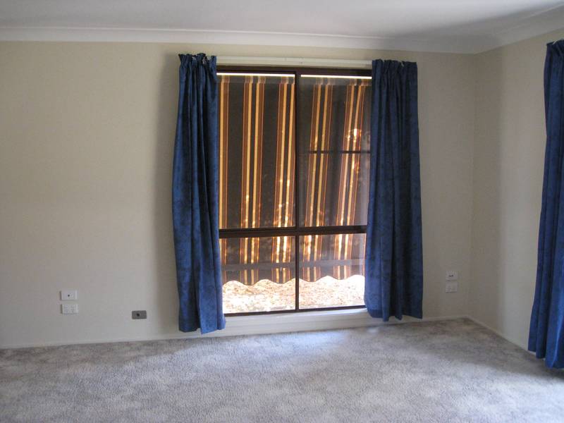 3 BEDROOM VILLAGE LIVING Picture 3