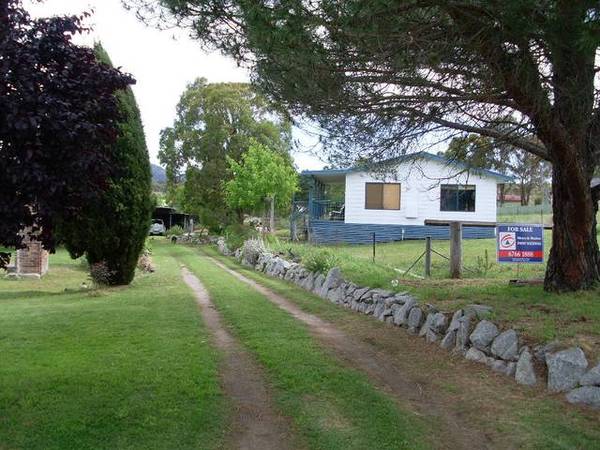 VILLAGE LIVING SHORT DRIVE FROM TAMWORTH Picture 2