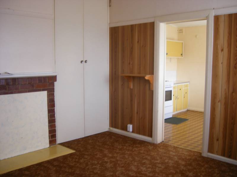 1 BEDROOM FLAT, GREAT LOCATION ! Picture 3