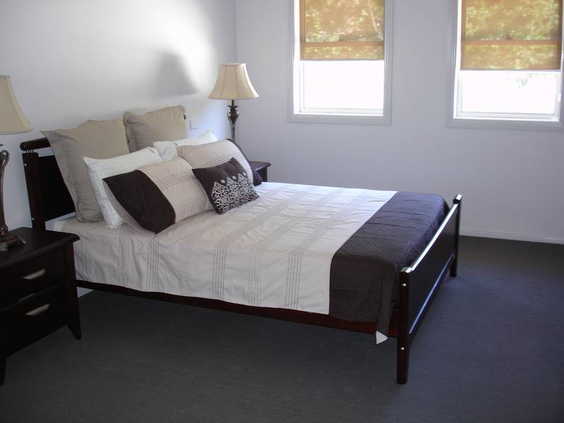 EAST TAMWORTH TOWN HOUSE Picture 3