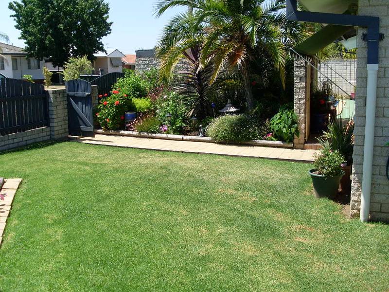 A HIDDEN GARDEN TREASURE - WITH INGROUND POOL Picture 1