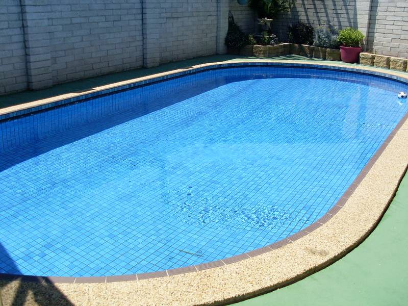 A HIDDEN GARDEN TREASURE - WITH INGROUND POOL Picture 2