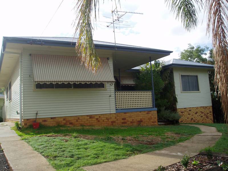 GREAT LOCATION !! Picture 1