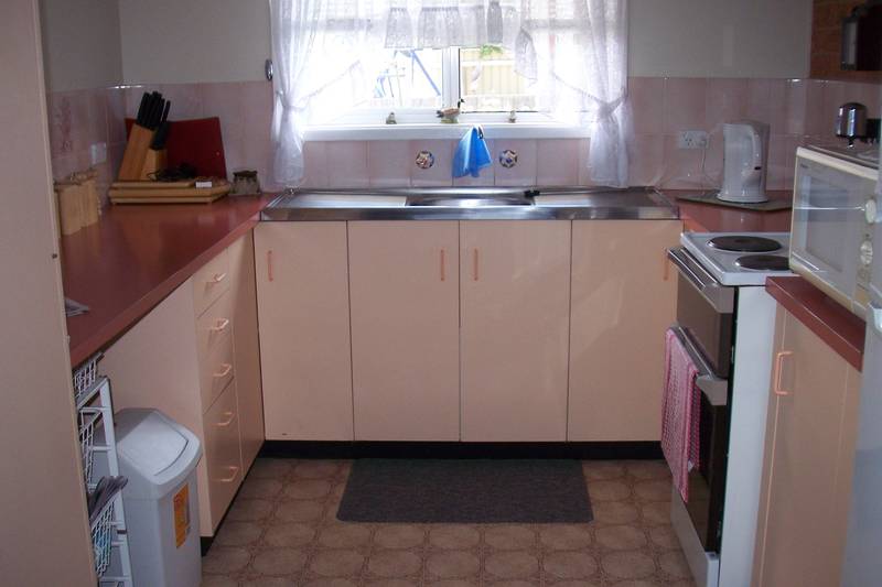 PERFECT INVESTMENT UNIT WITH GOOD TENANT - CENTRAL WEST LOCATION Picture 2