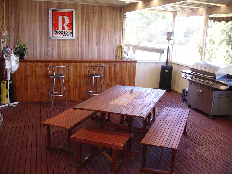 EXTENDED LIVING AREAS, AN IDEAL HOME FOR THE ENTERTAINING FAMILY Picture 3