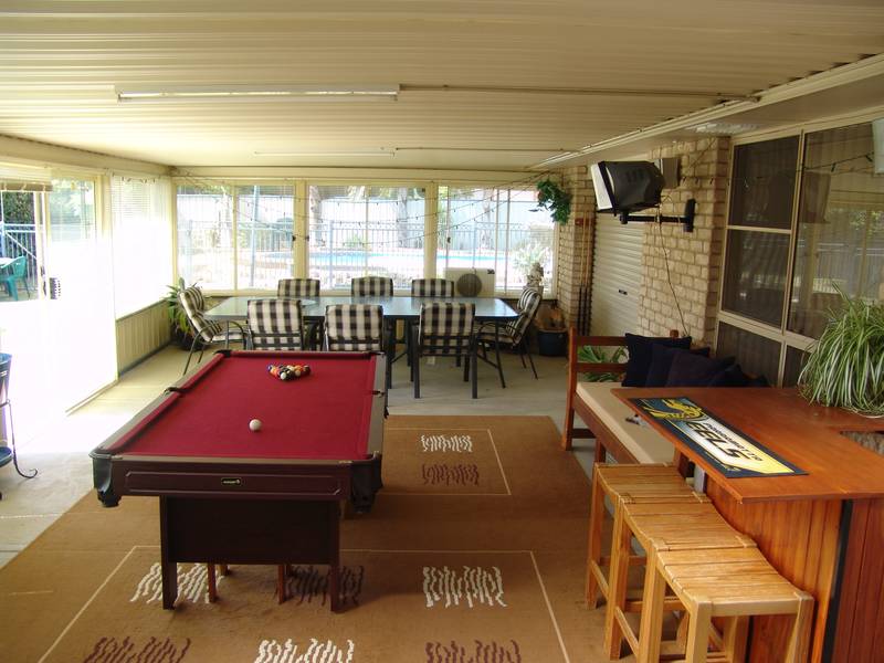 SOUTH FAMILY HOME WITH POOL Picture 3