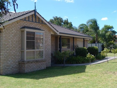 SOUTH FAMILY HOME WITH POOL Picture