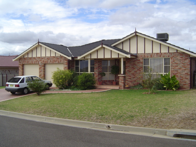 PRICED TO SELL QUICKLY Picture 1