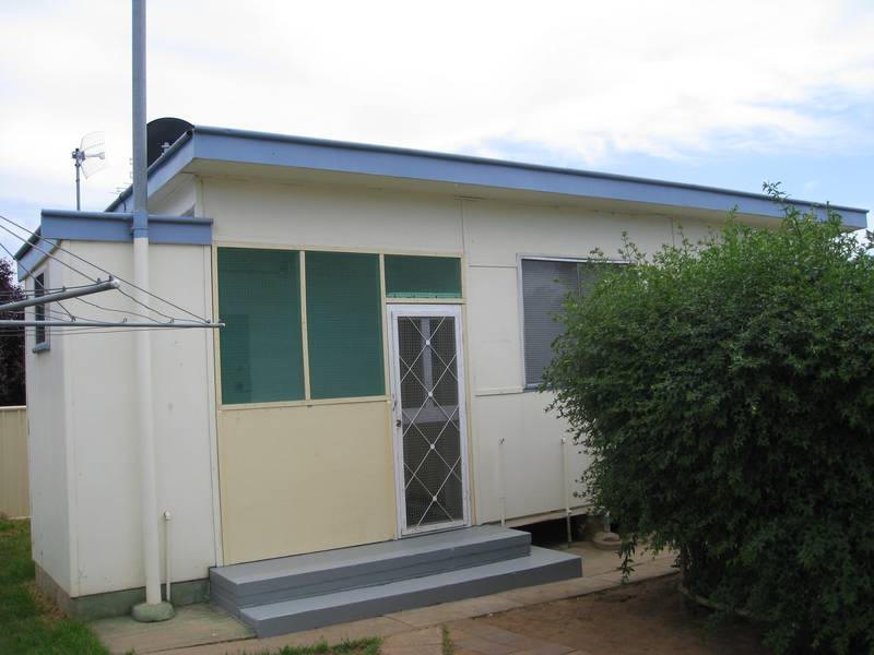 1BRM UNIT - CLOSE TO SHOPPING CENTRE Picture 1