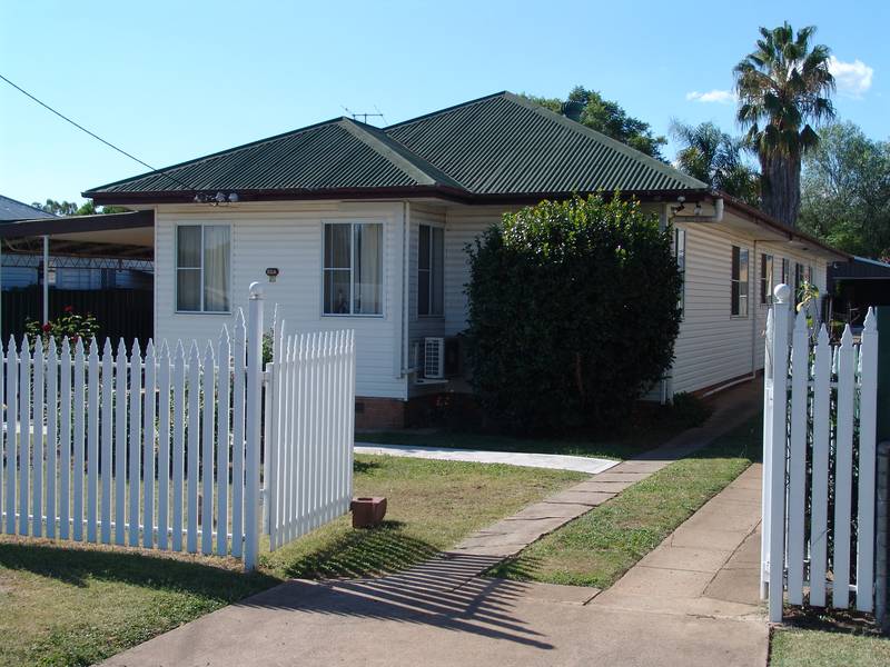 NORTH, 5 BEDROOMS, PLUS POOL. Picture 1