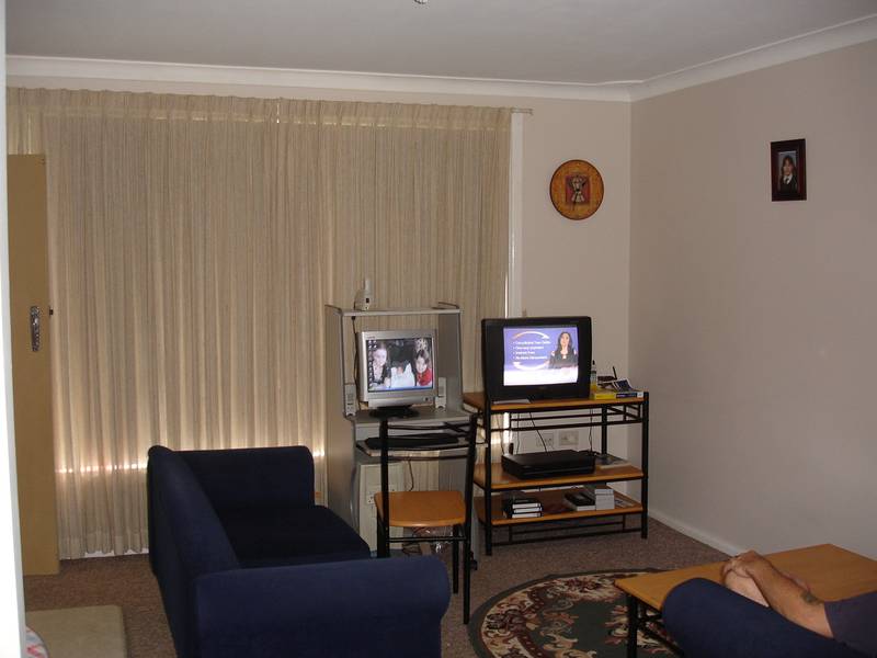 EAST-PARK THE CAR AND WALK Picture 2