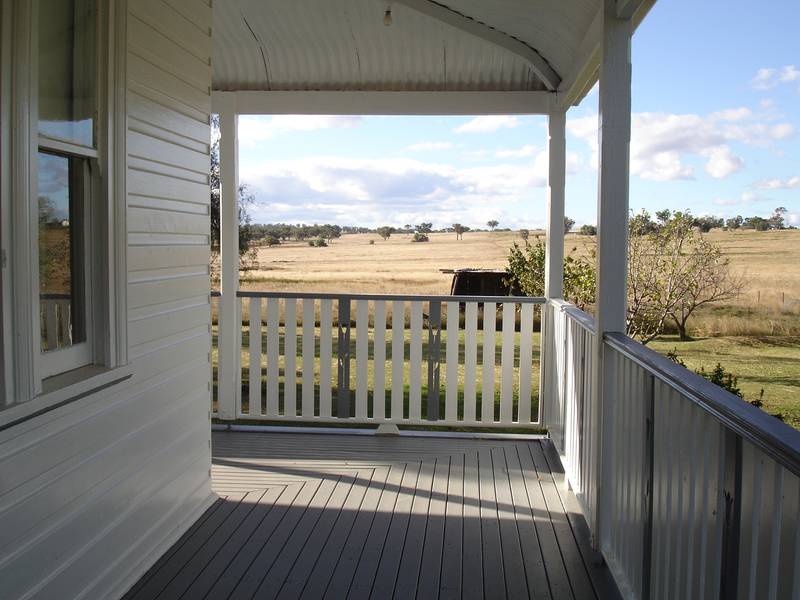 MAGNIFICENT 5 BEDROOM COLONIAL HOMESTEAD- 100 GRAZING ACRES - 18KM'S CBD Picture 3