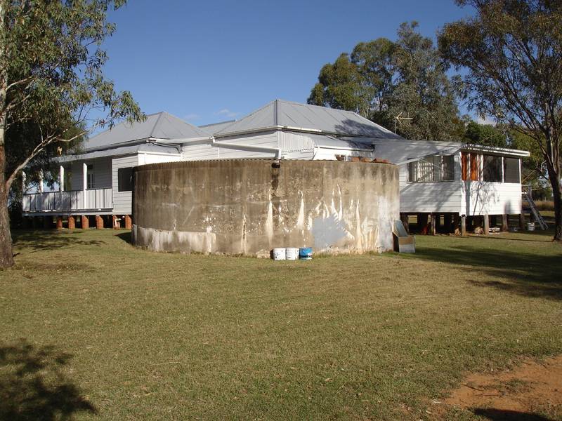 MAGNIFICENT 5 BEDROOM COLONIAL HOMESTEAD- 100 GRAZING ACRES - 18KM'S CBD Picture 2