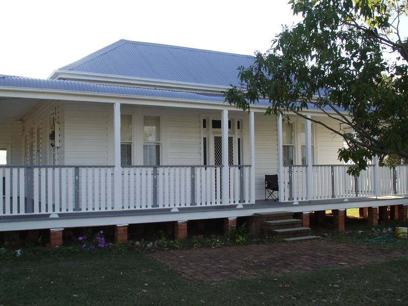 MAGNIFICENT 5 BEDROOM COLONIAL HOMESTEAD- 100 GRAZING ACRES - 18KM'S CBD Picture 1