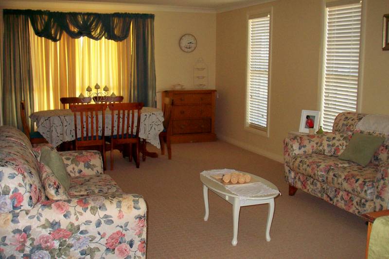 BEAUTIFULLY PRESENTED 4 BEDROOM HOME Picture