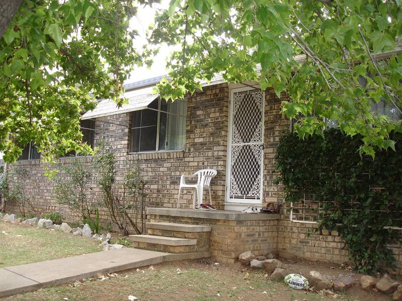 FRESHLY PAINTED - 4 BEDROOM BRICK HOME - EXCELLENT INVESTMENT PROPOSITION Picture 1