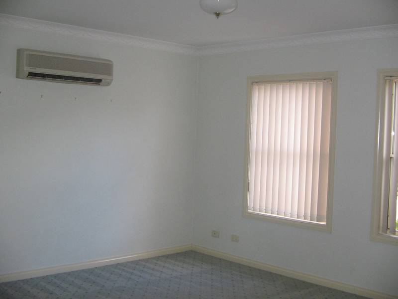 STYLISH UNIT - CONVENIENT LOCATION Picture