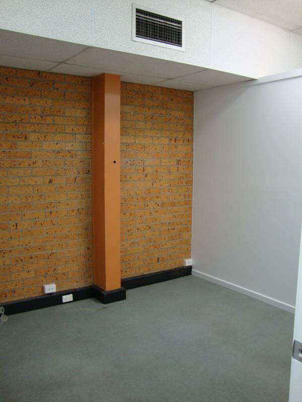 OFFICE SPACE SUITABLE FOR A ONE MAN/WOMAN BUSINESS Picture 3