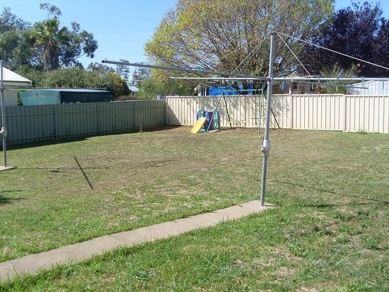 NEAT AND TIDY DUPLEX IN SOUTH! Picture 2