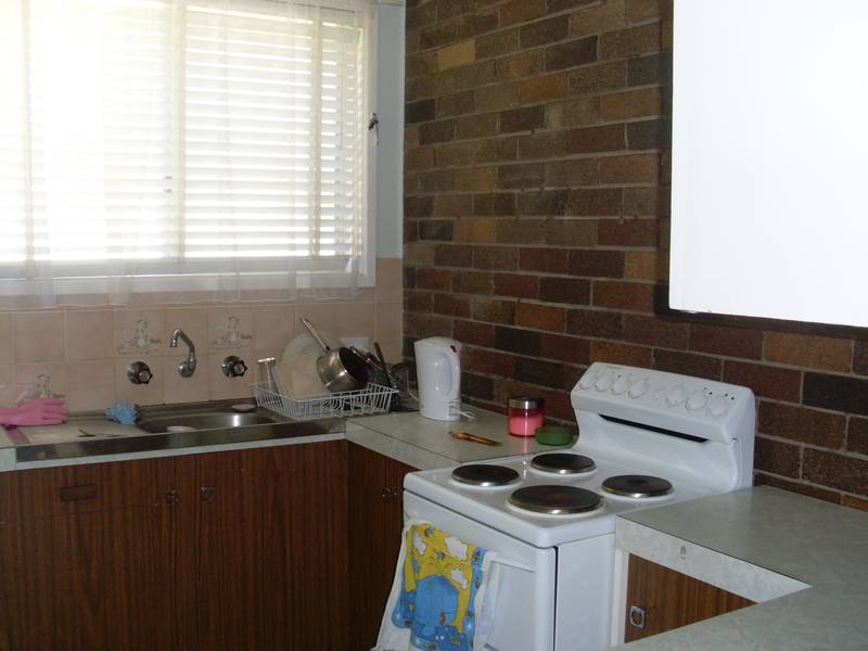 NEAT AND TIDY DUPLEX IN SOUTH! Picture 3