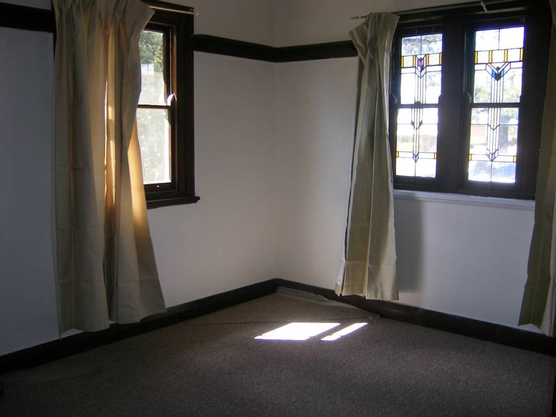 RECENTLY RENOVATED -CLOSE TO CBD Picture 3